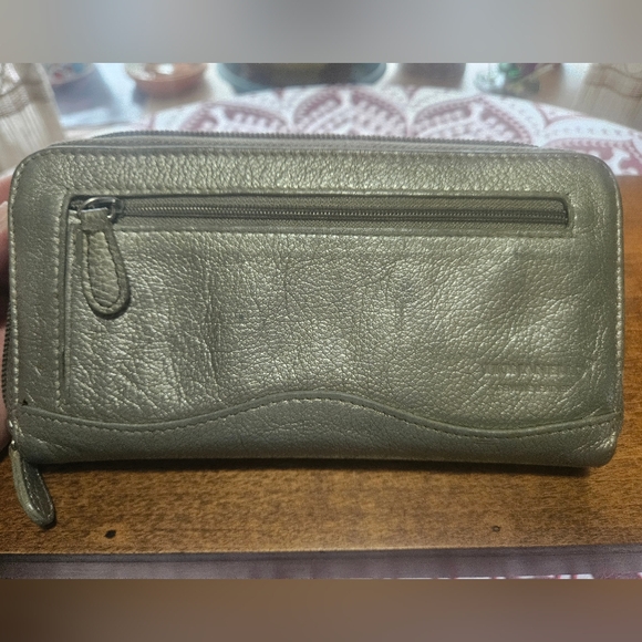 Tignanello Leather Metallic Silver Handbag And Wallet Set - Picture 14 of 16